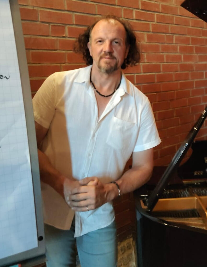 Raymond Hackland, muzikant en qigongbeoefenaar